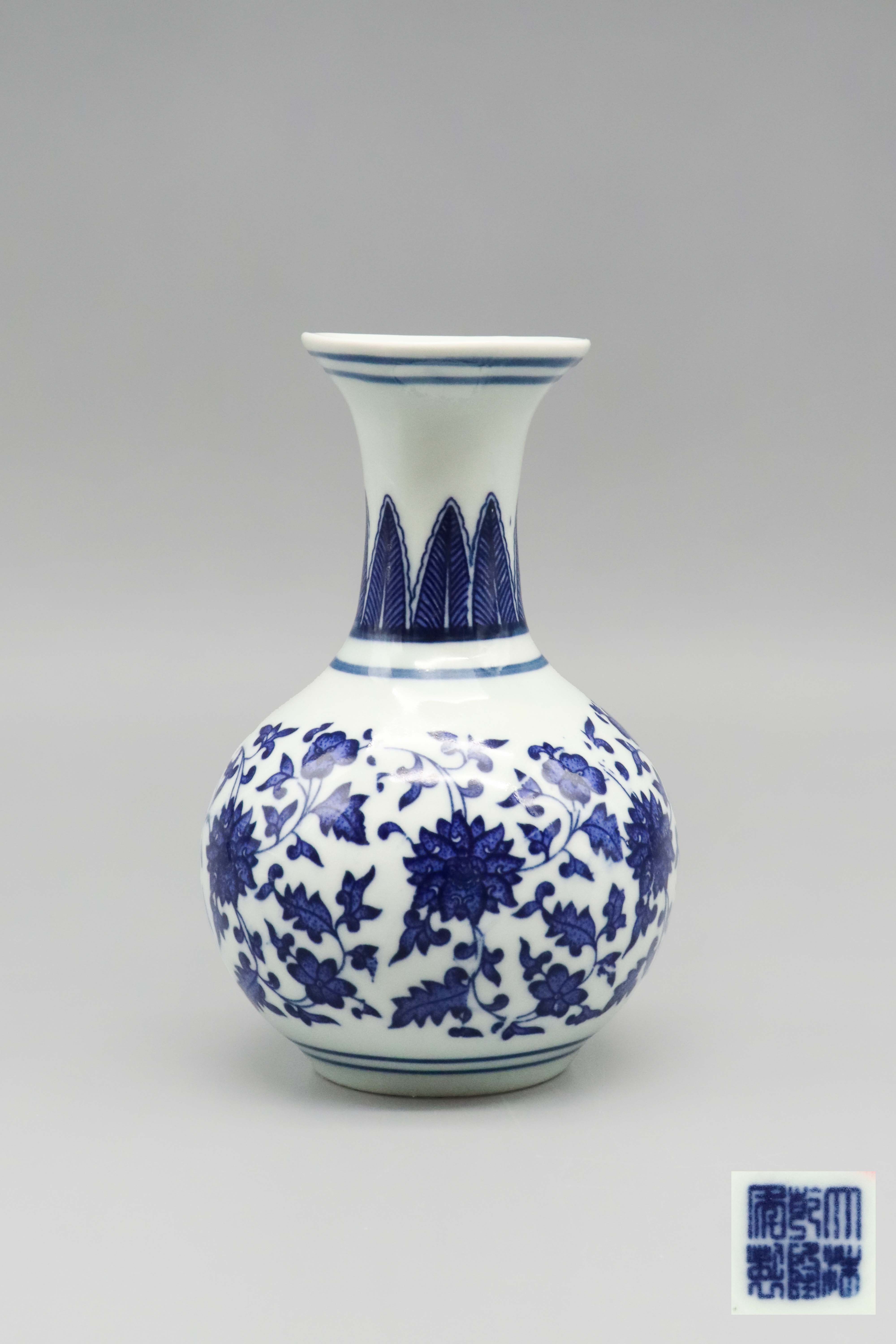 0416-乾隆青花缠枝莲纹赏瓶-董中海.jpg
