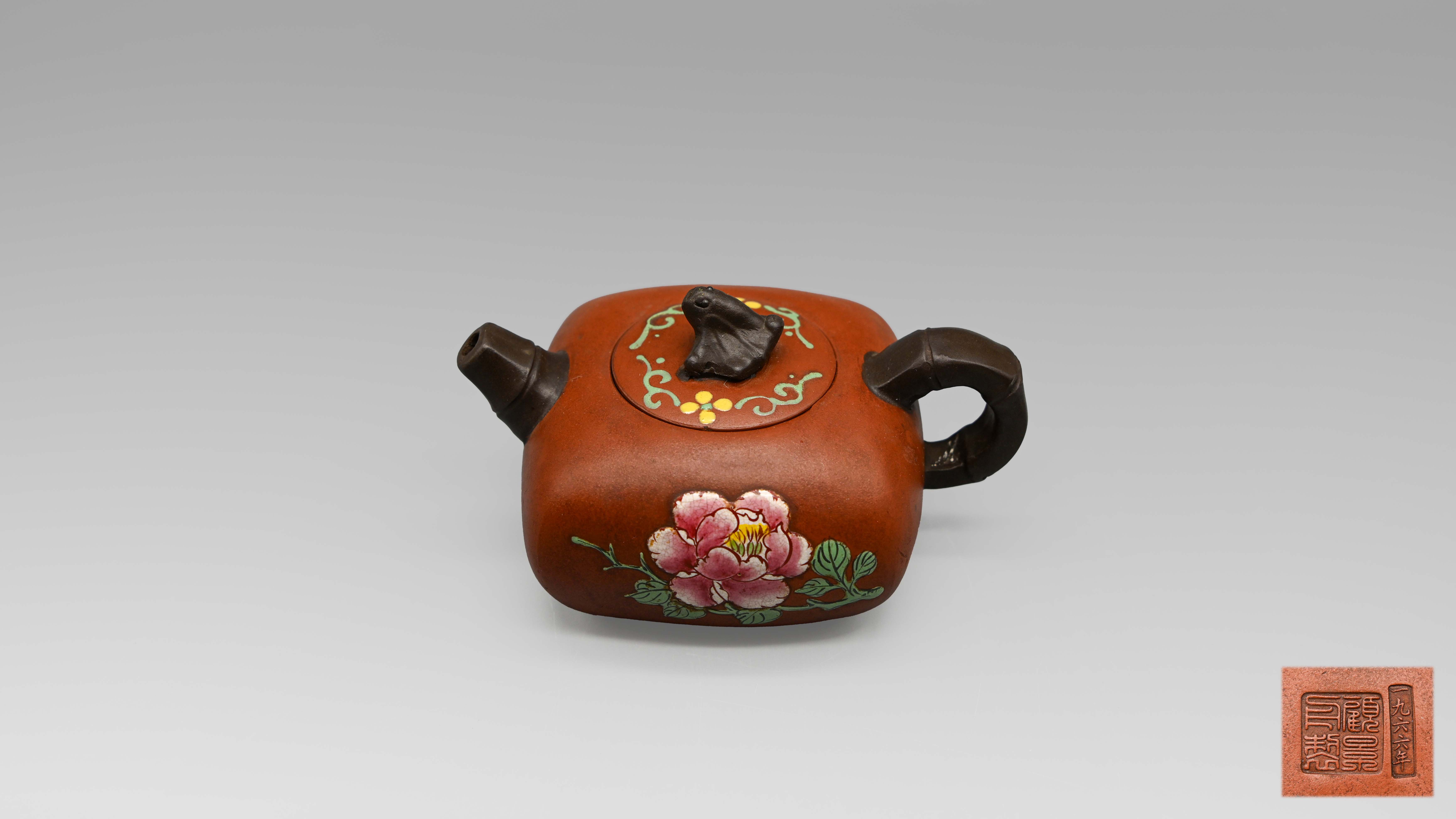 0424-顾景舟紫砂花卉纹方形竹节壶-郑满娣.jpg