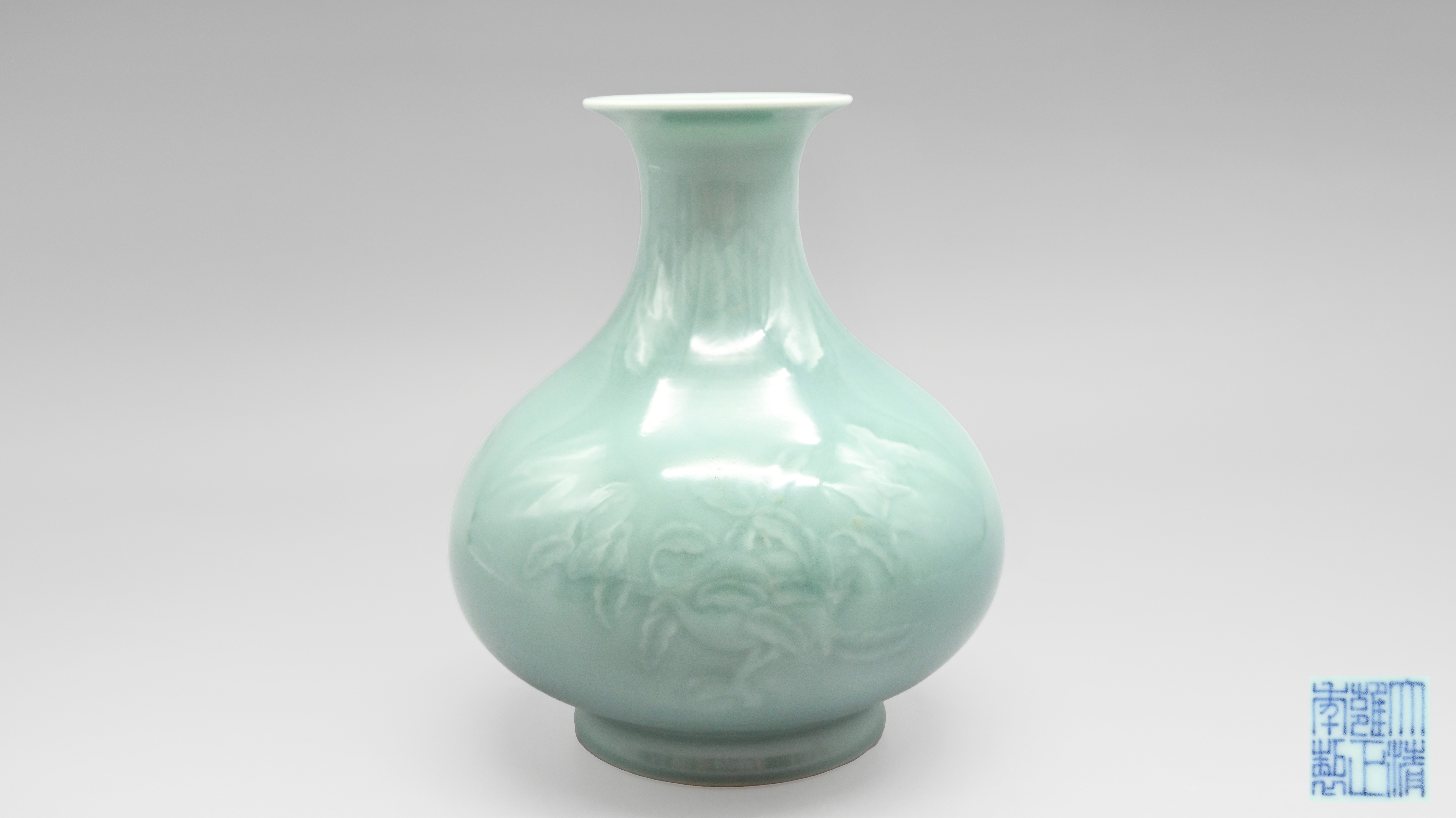 0804-粉青釉暗刻花果纹荸荠瓶-王晓全.jpg